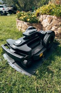 Robot de tonte Modulable TECHLine 6 000 m² 4 Roues Motrices